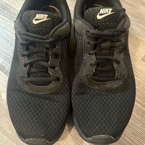 Nike Women's Tanjun Black Athletic Running Shoes Size 9